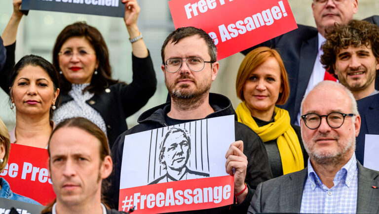 Julián Assange: «Está recluido en un lugar horrible» y «causa pavor verlo deteriorarse»