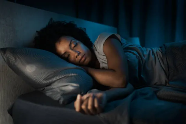 mujer-afroamericana-durmiendo-en-su-cama