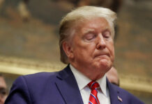 The Economist: La aprobación de Trump se estrella a un ritmo nunca visto