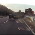 VÍDEO: Un chofer sale disparado de un vehículo luego de brutal vuelta de campana provocada por una imprudencia